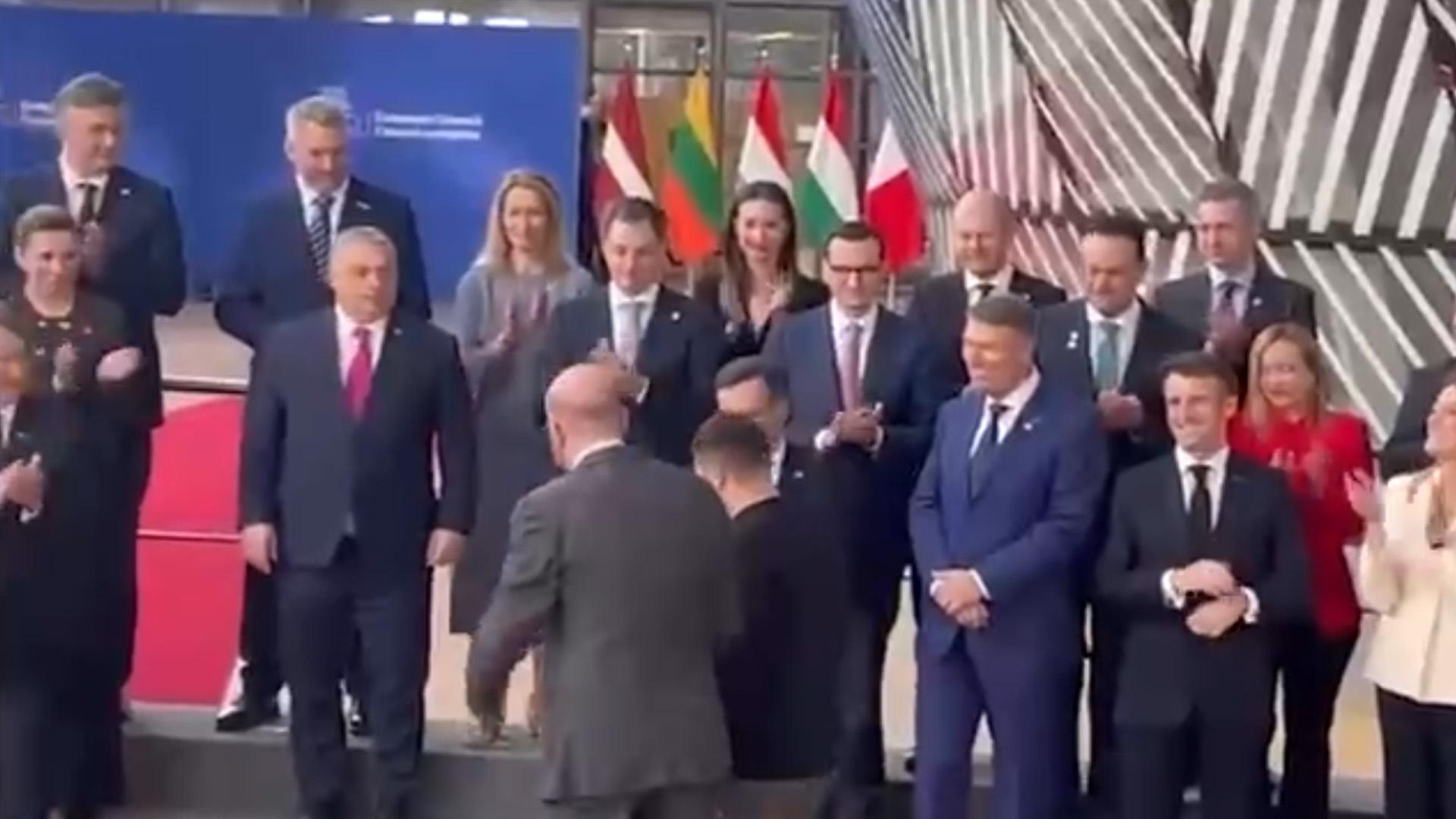 Орбан не стал аплодировать Зеленскому перед совместным фото в Брюсселе