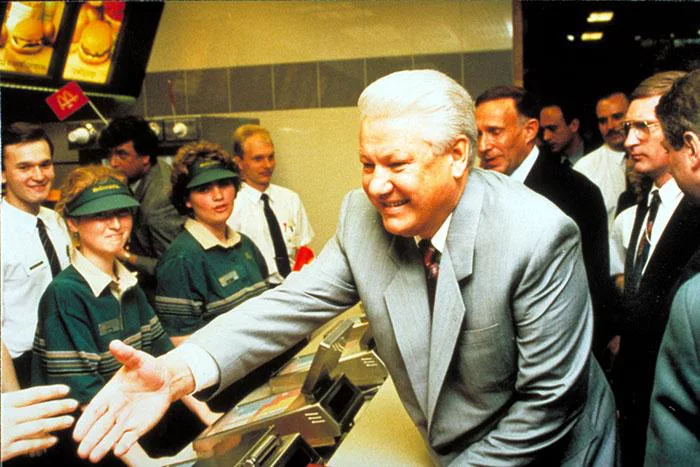 Борис Ельцин на открытии первого «Макдоналдса» в России (Фото: rarehistoricalphotos.com)