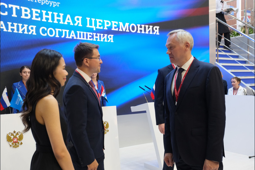 Губернатор Новосибирской области Андрей Травников с вьетнамскими предпринимателями