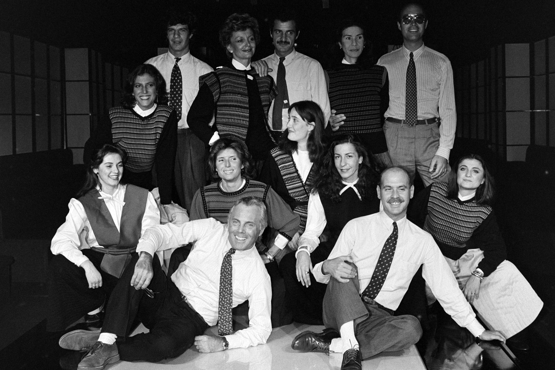 Джорджо Армани, Сильвана Армани, Серджо Галеотти и сотрудники бренда позируют для группового фото