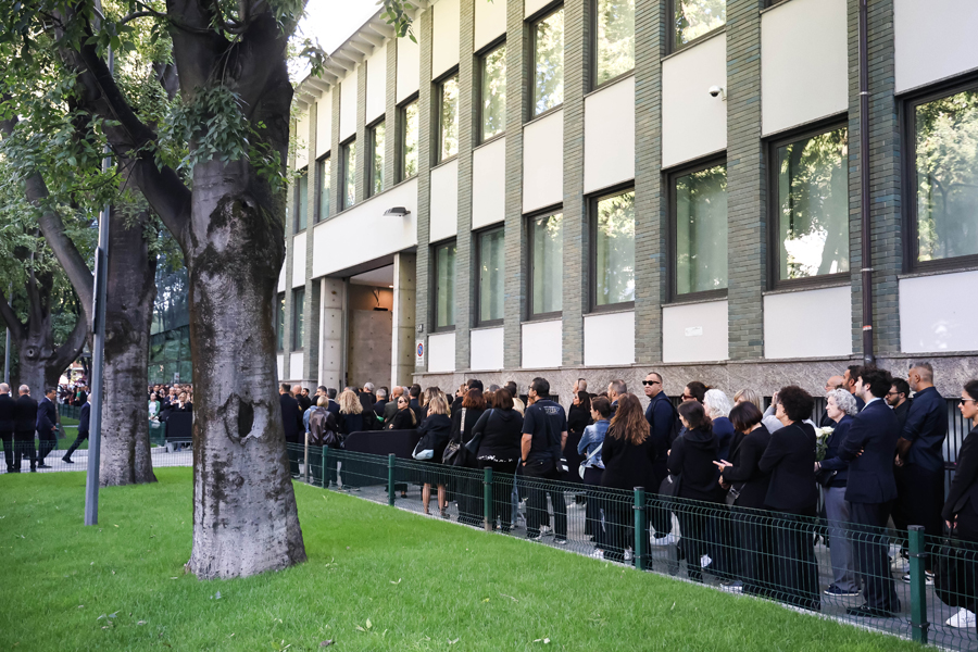 Armani сообщила, что модельер &laquo;тихо&raquo; скончался в окружении своих близких. Причина смерти не была названа.