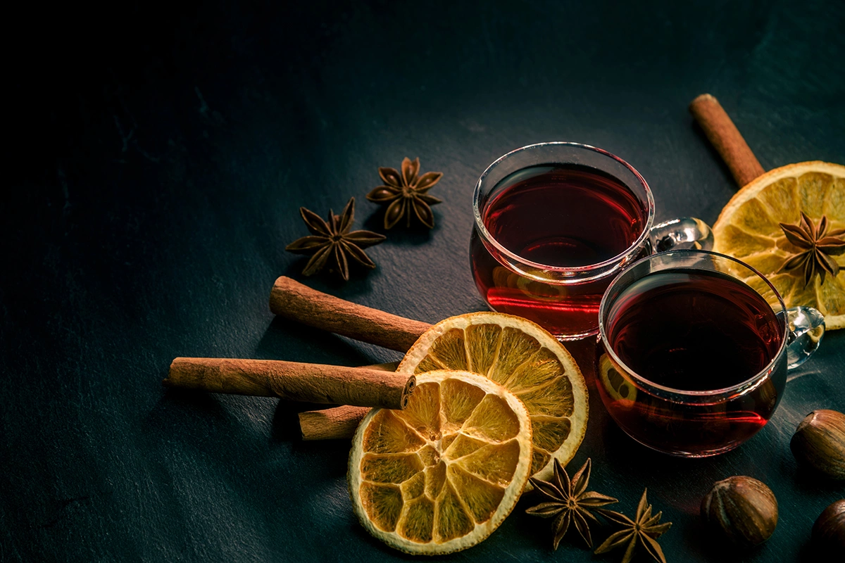 Глегом называют скандинавский напиток родом из Швеции. В его основе — сухое вино, портвейн, иногда крепкие напитки вроде бренди, а также миндаль и сухофрукты