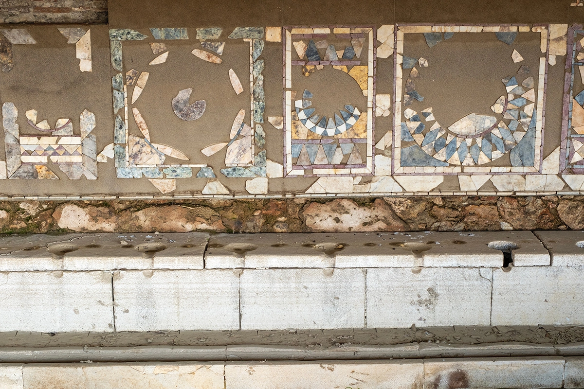 Римский общественный туалет