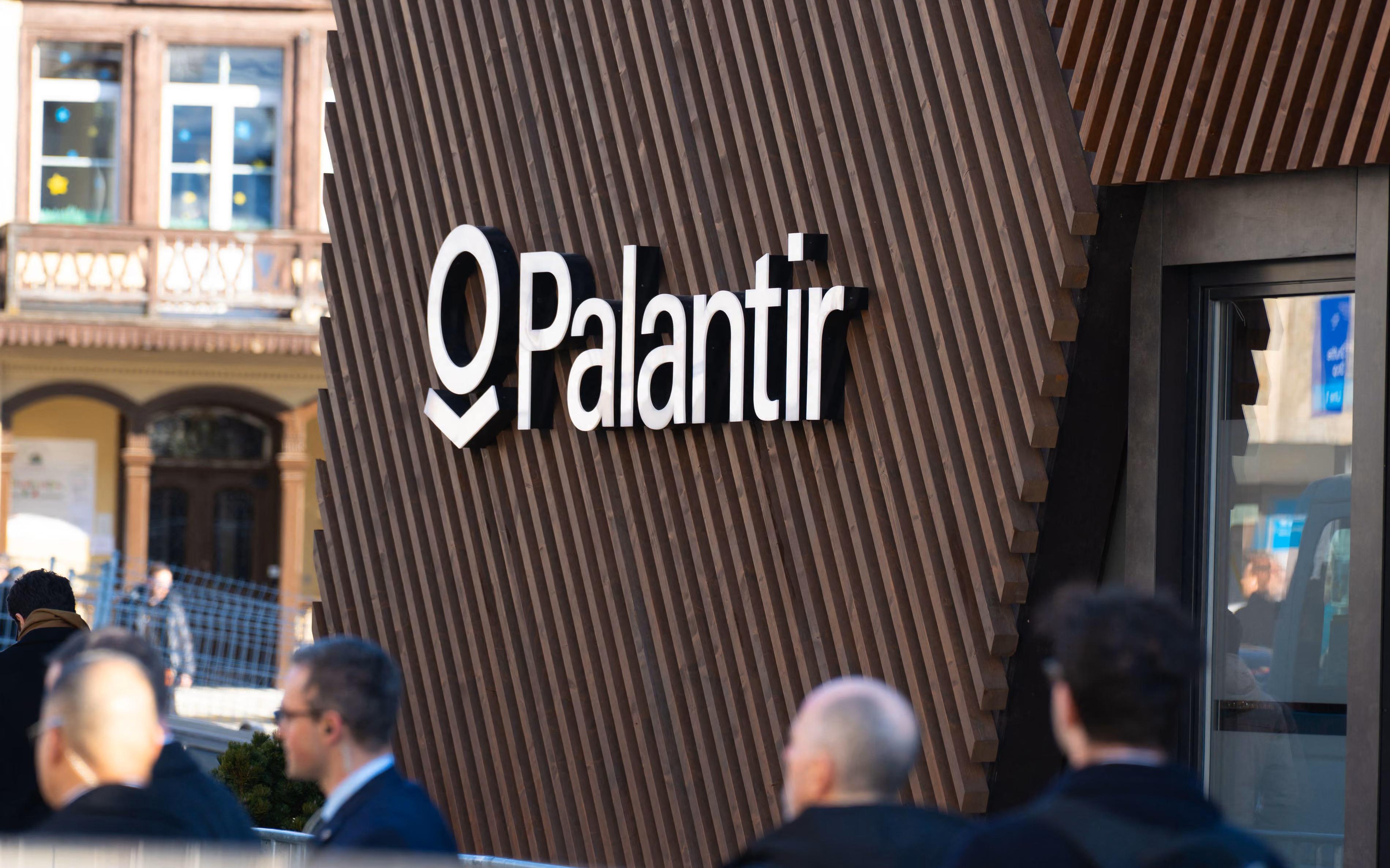 ИИ-система американской компании Palantir позволила быстро проанализировать большой массив данных