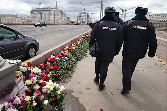 Сотрудники полиции у импровизированного мемориала на&nbsp;месте убийства политика Бориса Немцова на&nbsp;Большом Москворецком мосту. Архивное фото