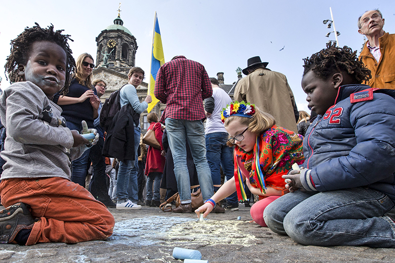 Дети рисуют флаг Украины на площади Дам в Амстердаме в преддверии референдума о соглашении об ассоциации. 3 апреля 2016 года


