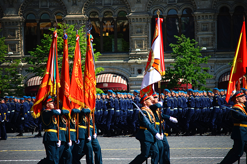 Знаменные группы государственного флага, Знамени Победы и&nbsp;знамени Вооруженных сил России в&nbsp;сопровождении почетного караула