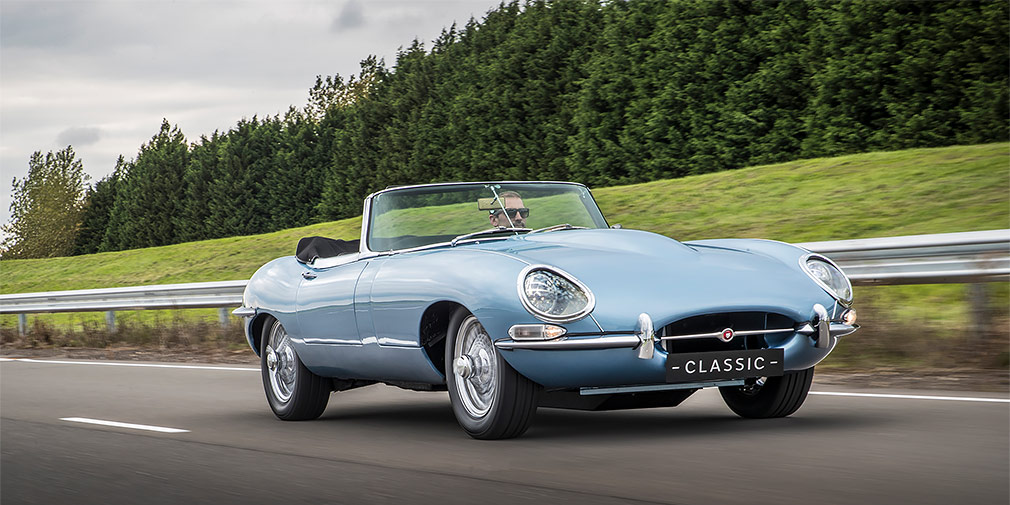 Jaguar E-Type Zero

Jaguar Land Rover заявила, что с 2020&nbsp;г. переходит на электротягу и в доказательство своих намерений, представила исторический E-Type с электромотором и литий-ионной батареей на 40 кВтч под капотом. Внешность родстера не тронули, но в салоне от исходной машины остался только руль &mdash; даже приборы стали виртуальными. E-Type Zero способен разгоняться до 100 км/ч за 5,5 с, а запас хода на одной зарядке &mdash; 270 километров.
