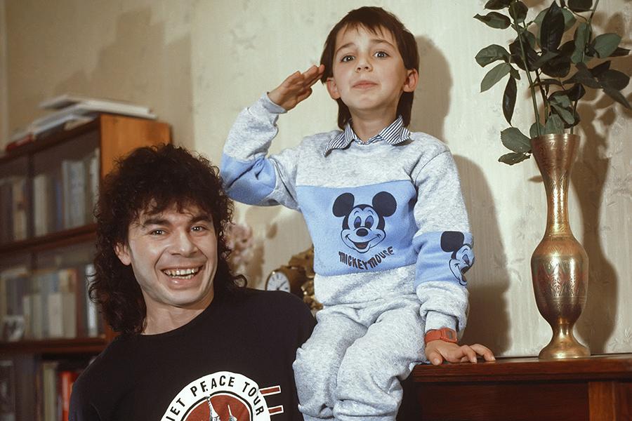 Олег Газманов с сыном Родионом. 1989 год