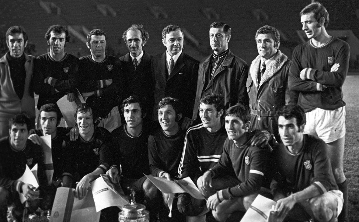 Обладатели Кубка СССР по футболу 1973 года. Николай Казарян&nbsp;(третий слева&nbsp;в нижнем ряду)