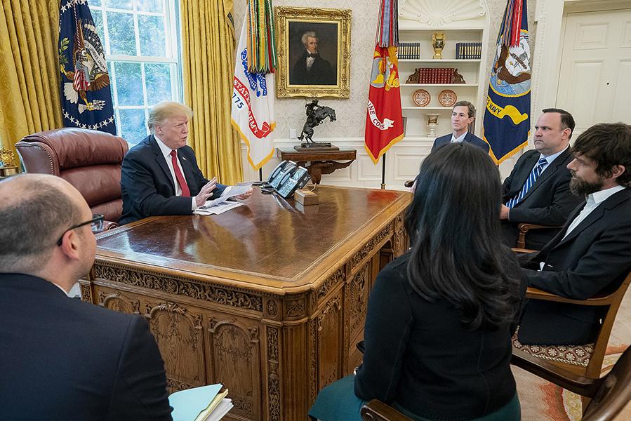 Президент США Дональд Трамп на встрече с Джеком Дорси (справа) в Овальном кабинете Белого дома, Вашингтон, 2019 год