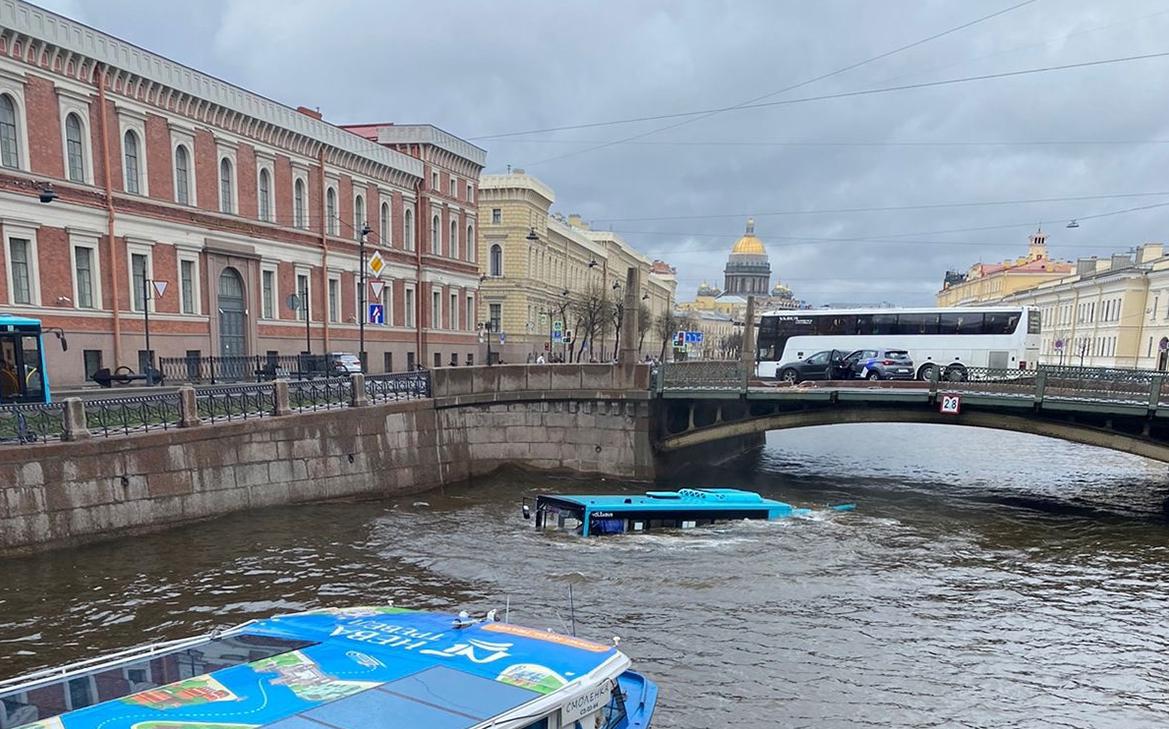 В Петербурге рейсовый автобус с людьми упал в Мойку