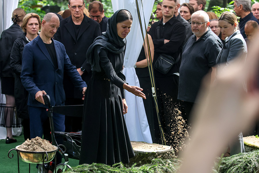 Полина Копылова (на первом плане)