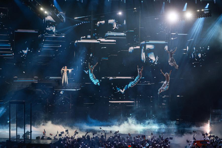 Певица Настя Кравченко, представляющая Республику Беларусь на Международном музыкальном конкурсе «Интервидение» 2025, во время выступления в концертном зале «Live Арена»