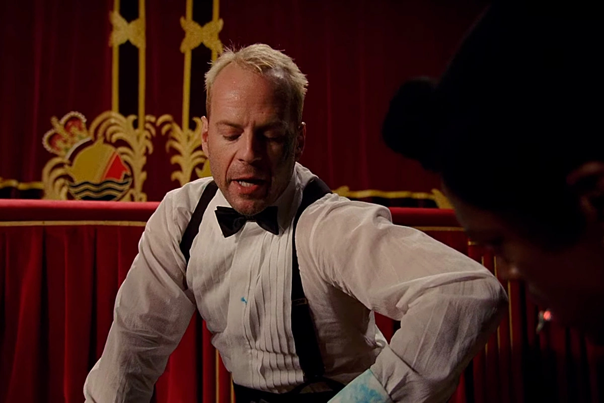 Рубашка в целости, кадр из фильма «Пятый элемент» (1997), режиссер Люк Бессон