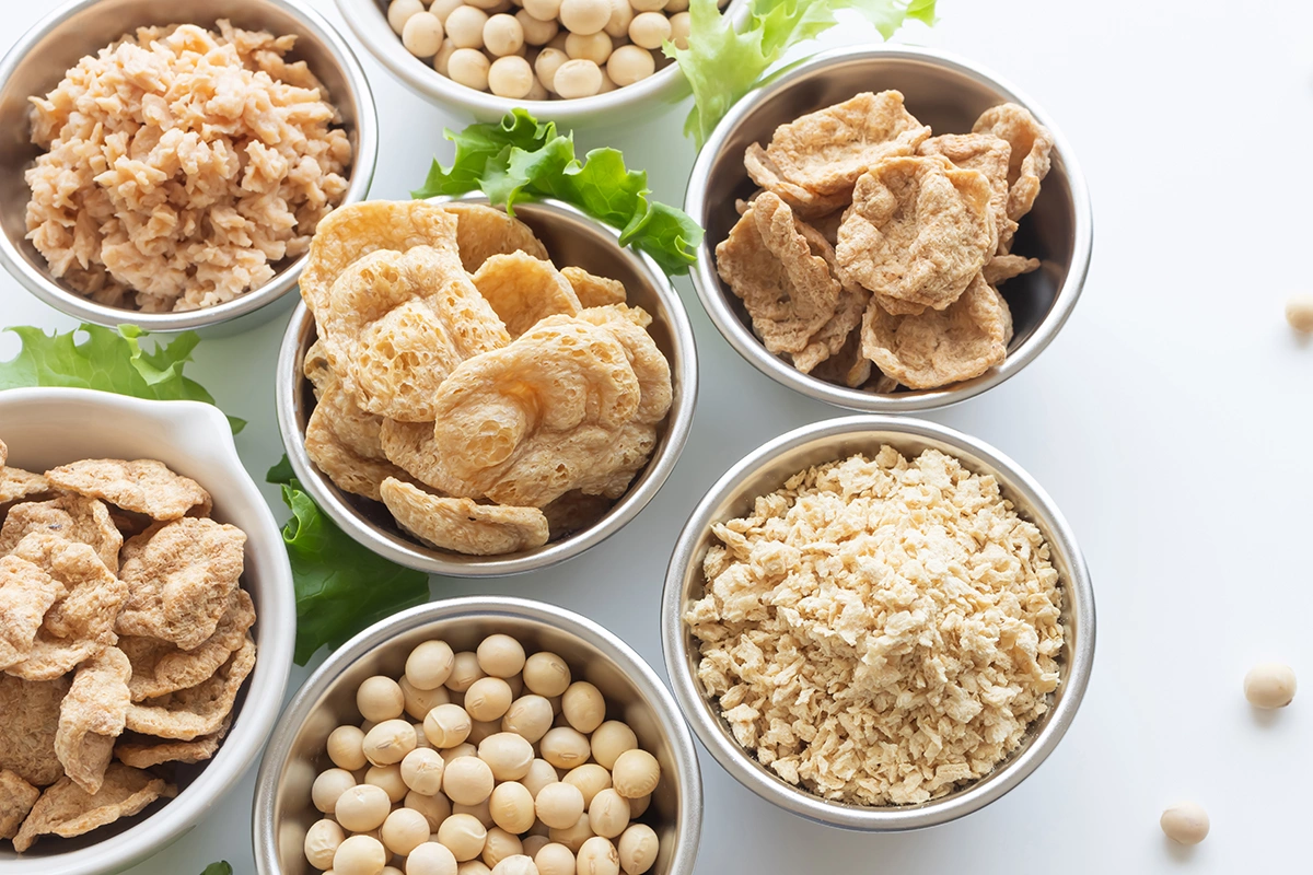 В соевое мясо добавляют волокна клетчатки, которые поддерживают структуру и улучшают пищевую ценность