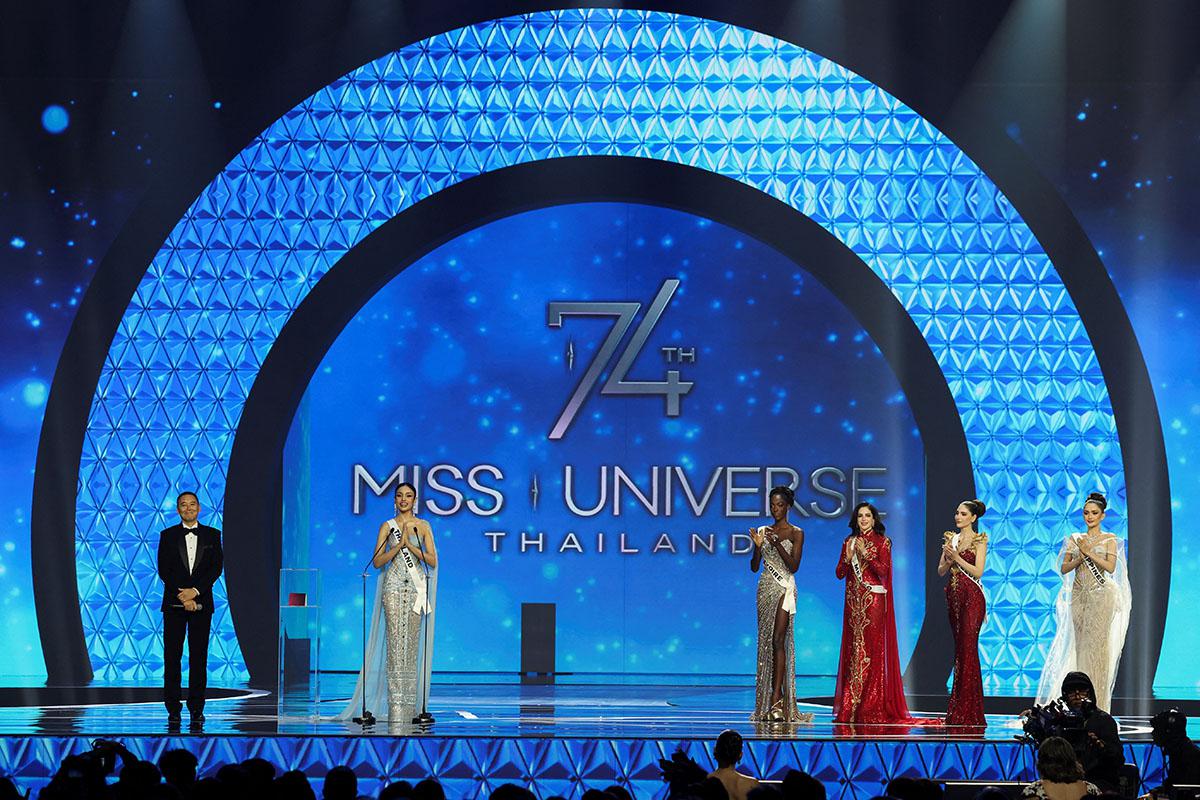 Оливия Ясе из Кот-д'Ивуара, Фатима Бош из Мексики, Стефани Абасали из Венесуэлы и Ахтиса Манало из Филиппин на 74-м конкурсе «Мисс Вселенная» в Бангкоке, Таиланд