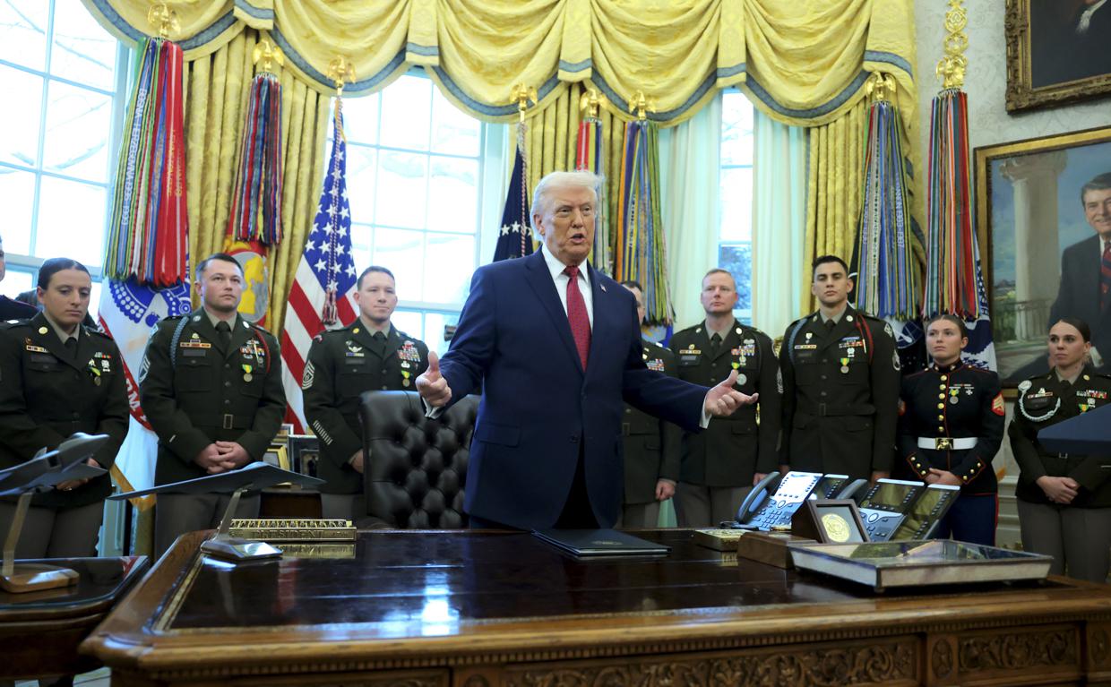 Дональд Трамп (в центре)