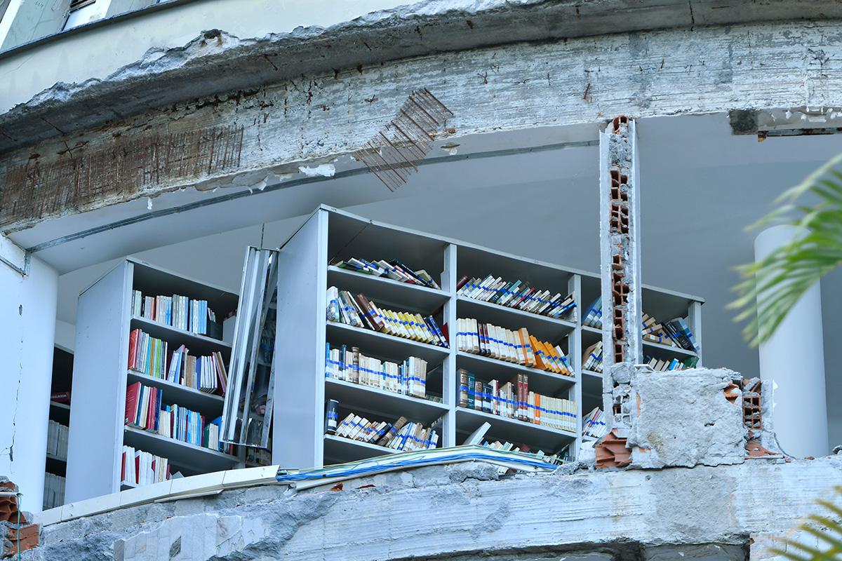 Здание, разрушенное во время землетрясения в Колумбии