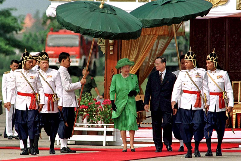 По продолжительности правления Елизавета II из&nbsp;ныне живущих монархов уступает только&nbsp;тайскому королю Раме&nbsp;IX, который&nbsp;вступил на&nbsp;престол в&nbsp;июне 1946 года, за&nbsp;шесть лет до&nbsp;Елизаветы. В то&nbsp;же&nbsp;время Рама IX на&nbsp;полтора года младше британской &laquo;коллеги&raquo;