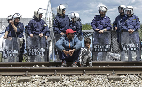 Сотрудники греческой полиции в одном из лагерей для мигрантов


