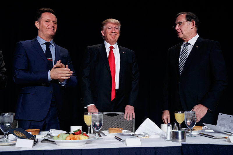 Телевизионный продюсер Марк Бёрнетт, Дональд Трамп и&nbsp;сенатор США Джон Бузман (слева направо)
