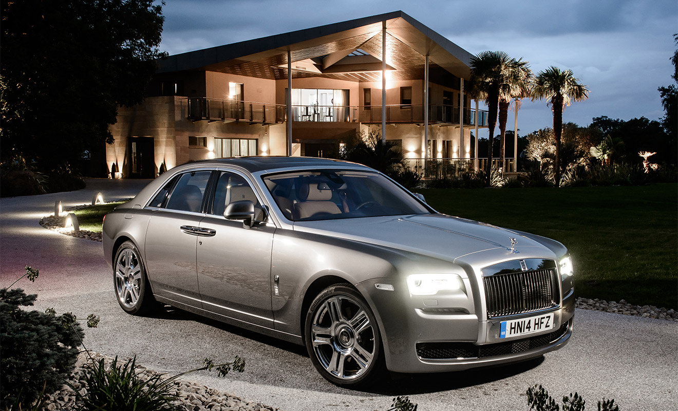 На третьем месте расположился еще один Rolls-Royce &mdash; &laquo;младшний&raquo; седан Ghost. Таких автомобилей с турбомоторами V12 в прошлом году продали 16 штук. Средневзвешенный ценник &mdash; 24 млн 700 тыс. рублей.