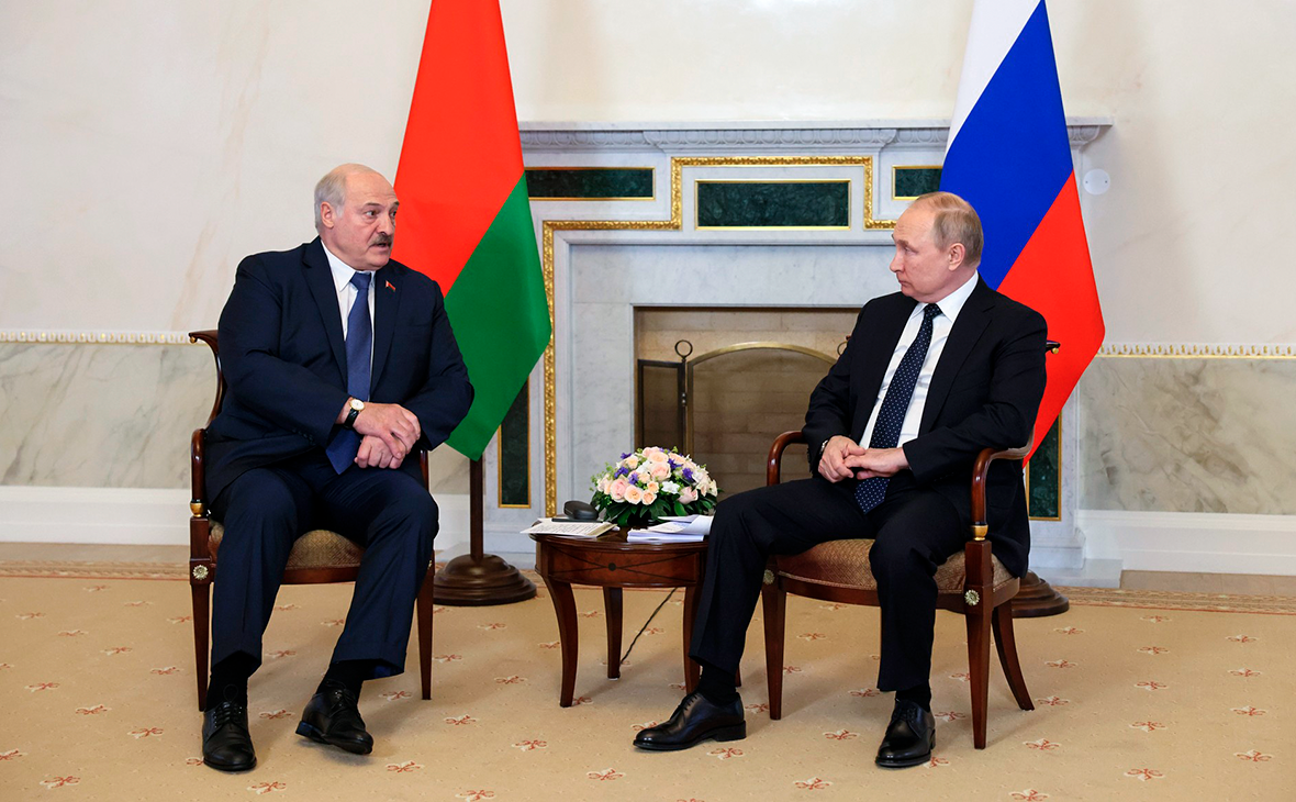Владимир Путин (справа) и Александр Лукашенко во время встречи в Санкт-Петербурге