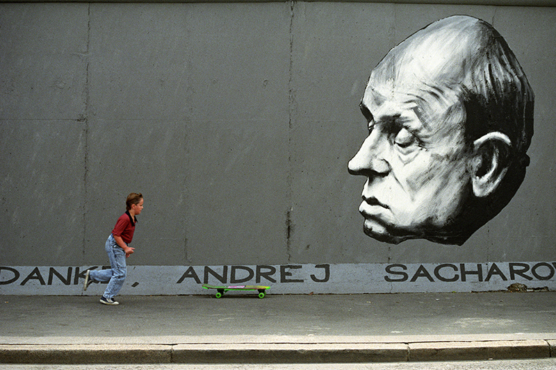 Сохранившиеся участки Берлинской стены обильно покрыты граффити . Тематика большинства рисунков &nbsp;- события из истории XX века.