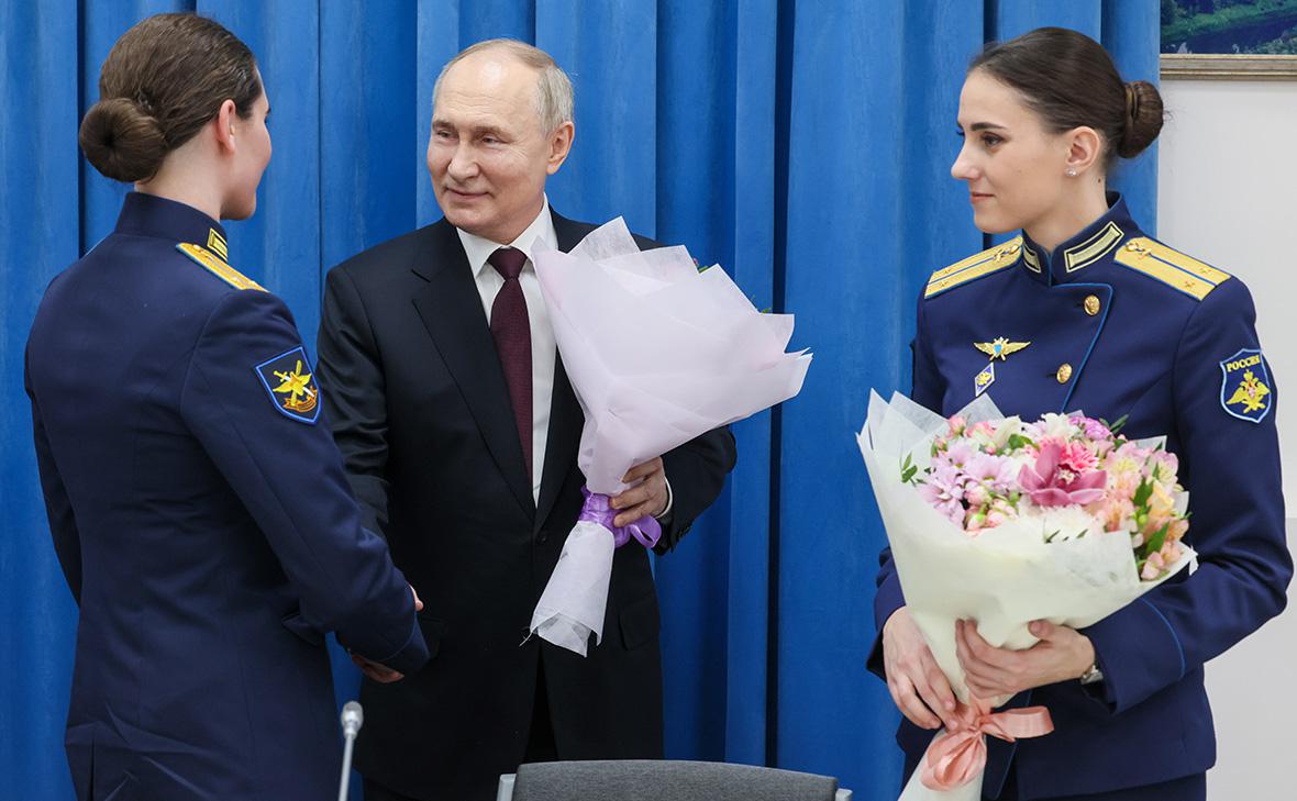 Владимир Путин во время встречи с выпускницами в Краснодарском высшем военном авиационном училище