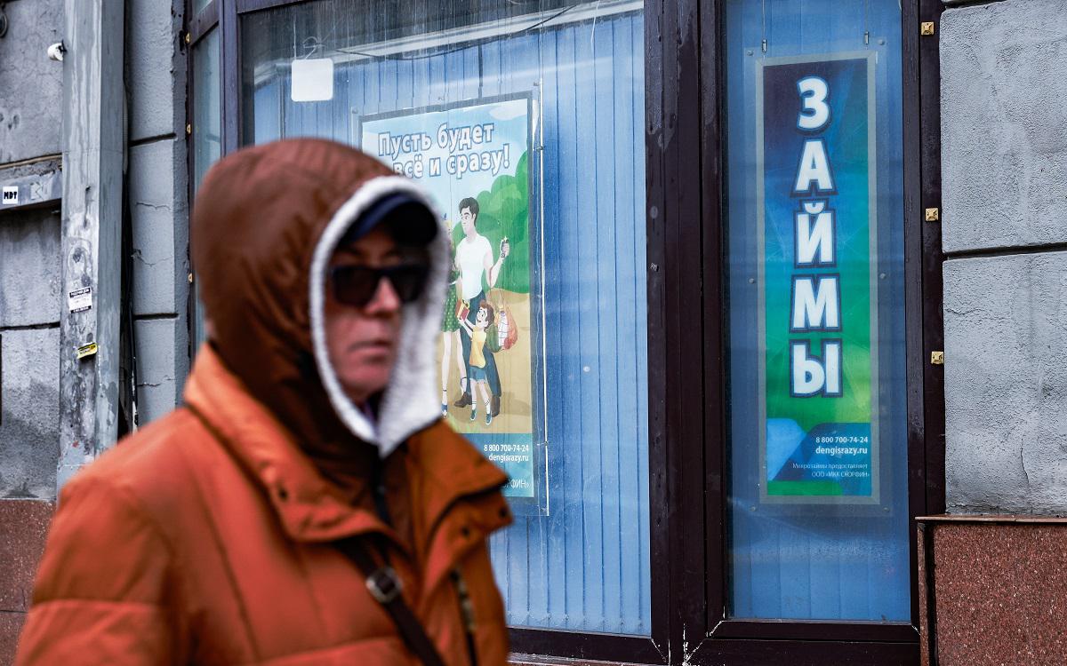 Период охлаждения по кредиту — это промежуток времени после подписания кредитного договора, в течение которого банк не перечисляет деньги клиенту, а предоставляет ему возможность подумать — точно ли человек хочет занять деньги