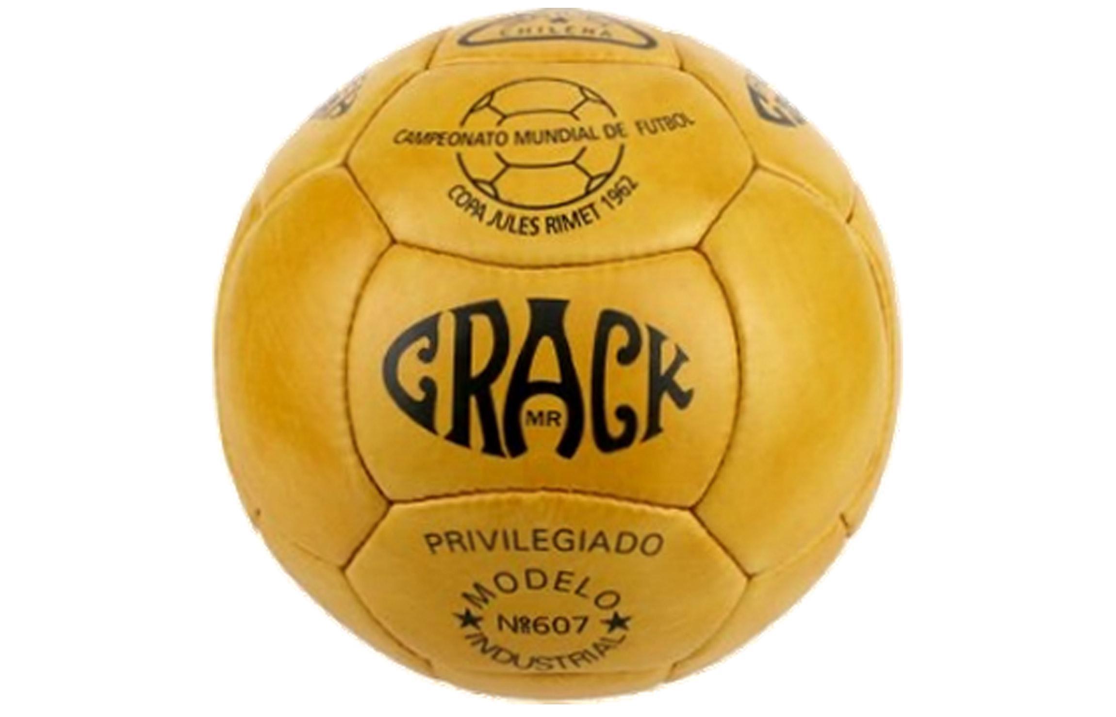 На ЧМ-1962 в Чили использовался мяч Crack, произведенный местным мастером Кустодио Саморой Онорато. Мяч вызвал недовольство европейцев.

В частности, судья стартового матча Кен Астон потребовал заменить Crack на европейский. Также многие европейские команды отказывались играть этим мячом. В результате матчи ЧМ проводили с разными мячами, среди которых был и шведский Top Star.