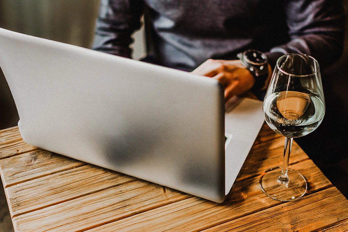 Швец назвал онлайн-торговлю алкоголем условием выживания малых виноделов