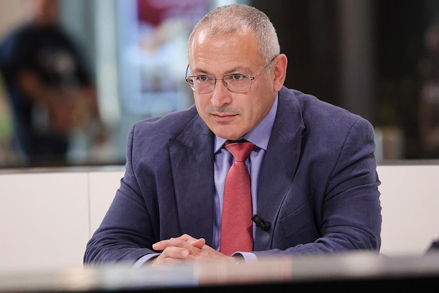 На фото: Михаил Ходорковский

14 октября ФСБ сообщила о возбуждении уголовного дела о насильственном захвате власти (ст. 278 УК), организации террористического сообщества и участии в нем (ч. 1 и ч. 2 ст. 205.4 УК) в отношении членов &laquo;Антивоенного комитета России&raquo; (признан нежелательной организацией в России и запррещен), созданного после начала военной операции на Украине.

Среди фигурантов &mdash; бывший глава ЮКОСа Михаил Ходорковский, экс-премьер Михаил Касьянов, галерист Марат Гельман, политик Владимир Кара-Мурза, бывший первый зампред Центробанка Сергей Алексашенко, экс-депутат Госдумы Дмитрий Гудков, экономист Сергей Гуриев, бизнесмены Борис Зимин и Евгений Чичваркин, бывший чемпион мира по шахматам Гарри Каспаров, политолог Екатерина Шульман, актер Артур Смольянинов (все внесены Минюстом России в реестр иноагентов) и &laquo;иные неустановленные лица&raquo;. Большинство из них объявлены в России в розыск.

В ФСБ отметили, что уставной документ &laquo;Антивоенного комитета&raquo; от 30 апреля 2023 года содержит тезис &laquo;о необходимости ликвидации действующей власти России&raquo;, а в качестве ее альтернативы позиционируется платформа для диалога с российскими демократическими силами в Парламентской ассамблее Совета Европы.

Ходорковский был одним из инициаторов создания &laquo;Антивоенного комитета&raquo;, ему также вменили ч. 2 ст. 205.2 УК (призывы к террористической деятельности).