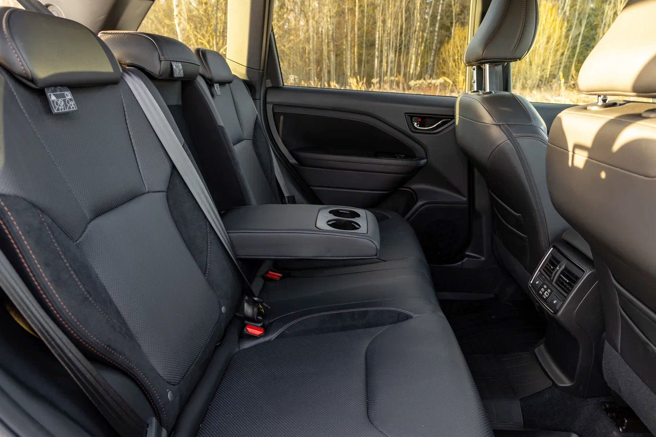 Пластик на картах задних дверей в Subaru Forester жесткий. Есть простенький&nbsp;откидной подлокотник&nbsp;