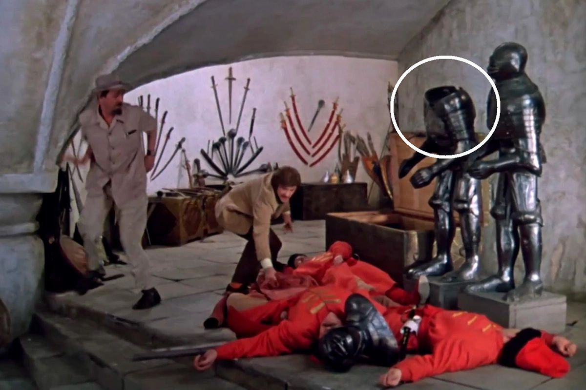 Милославский снял шлем с рыцарских доспехов, кадр из фильма «Иван Васильевич меняет профессию»