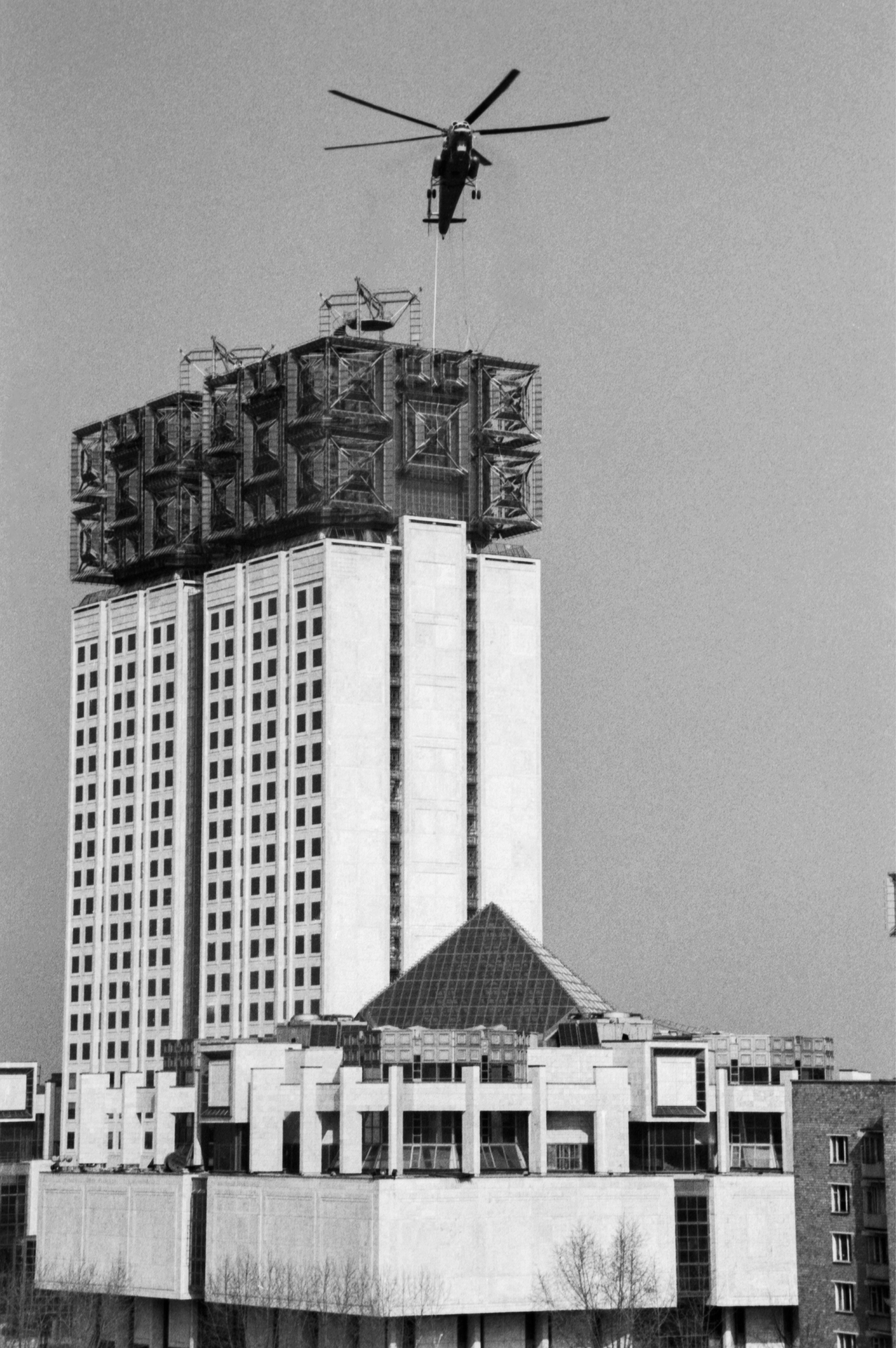 29 марта 1990 года. Вертолет &laquo;МИ-10К&raquo; во время установки фасадных блоков на специальную площадку крыши здания Академии наук СССР, сооружаемого на Гагаринской площади