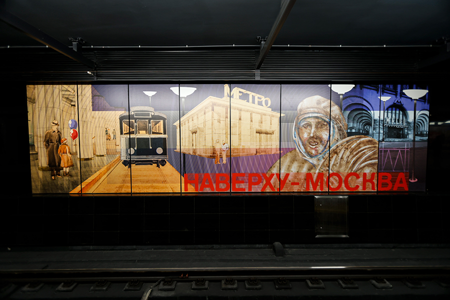 &laquo;Сокольники&raquo; посвятили строительству первых станций Московского метрополитена: на потолке разместили фрагменты плакатов тех лет (первая очередь метрополитена открылась в 1935 году)
