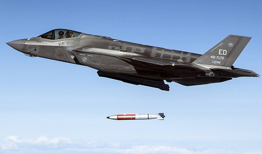 Гравитационные бомбы B61 лежат в основе американских нестратегических (тактических) сил. 100 из них находятся на базах в Европе, а еще 100 хранятся на складах в США. На фото: самолет F-35 сбрасывает инертную бомбу B61-12, 20 декабря 2021 года