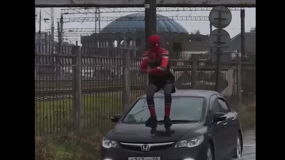 Жителя Дагестана оштрафовали за танцы Человека-паука на капоте