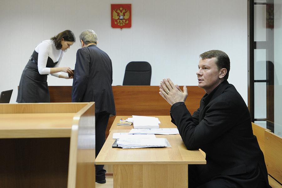 Актер Владислав Галкин, обвиняемый в хулиганстве и сопротивлении сотрудникам милиции, перед заседанием Пресненского суда, 2009 год
