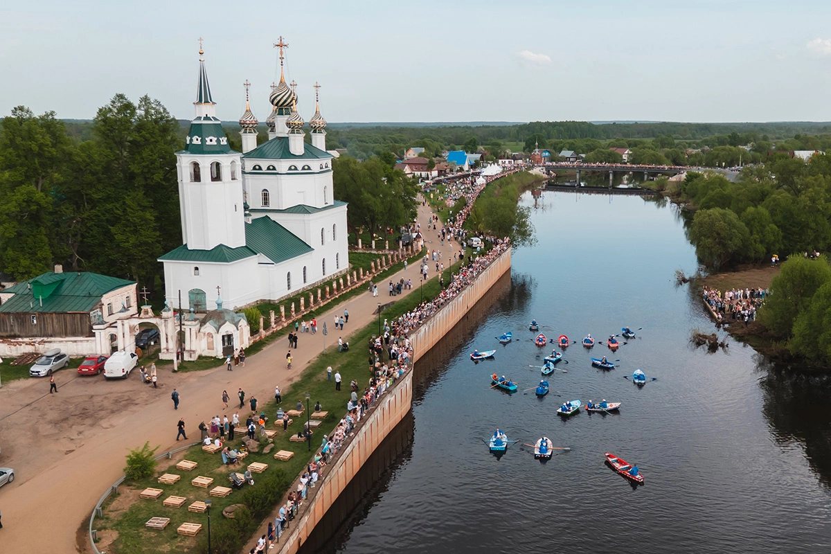 Ежегодно на фестивале «Русская Венеции» на воду спускают десятки расписных лодок