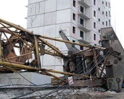 В Москве рухнул строительный кран: один человек погиб, двое подняты из-под завалов