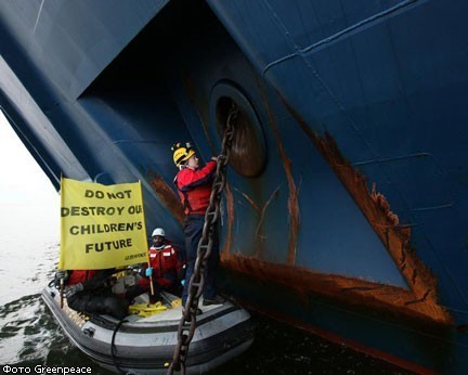 Активисты Greenpeace приковали себя к "Анне Ахматовой" в защиту Арктики 