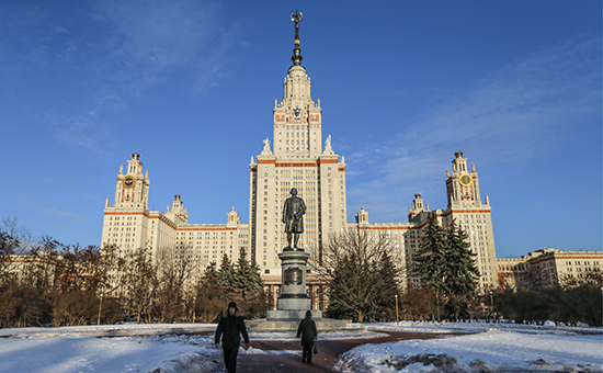 Памятник М.В. Ломоносову у главного здания МГУ



