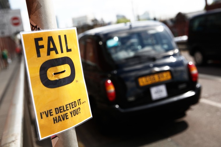 Лондон, Великобритания. Водители такси призвали горожан отказаться от мобильных приложений, которые создают условия для несправедливой конкуренции. На акцию протеста против Uber приехало несколько тысяч автомобилей.