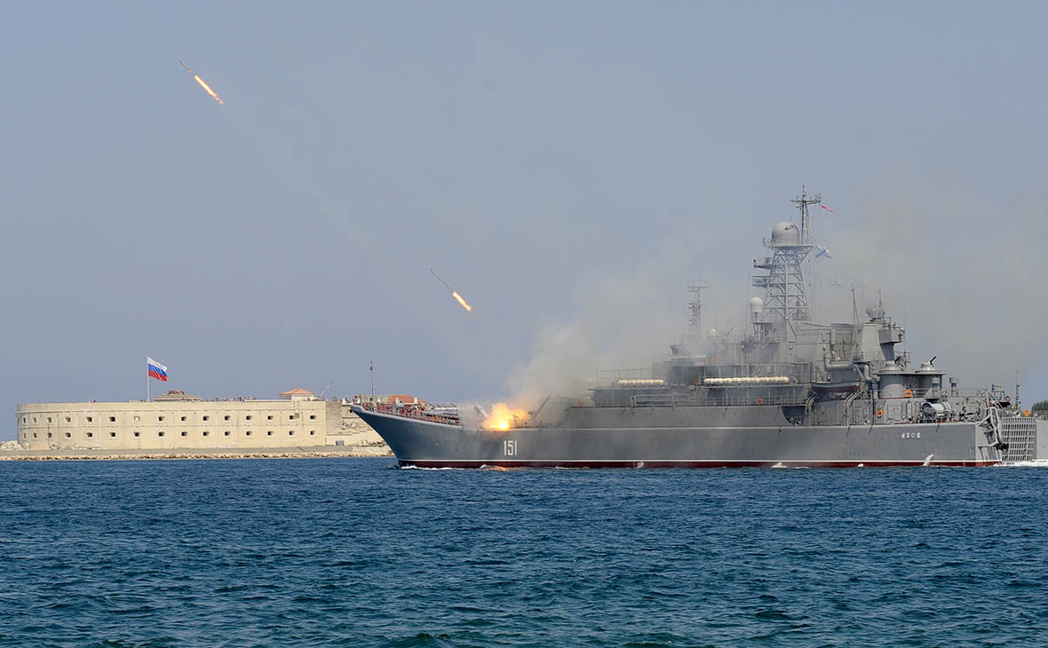 Запуск ракет с большого десантного корабля Черноморского флота &laquo;Азов&raquo;


