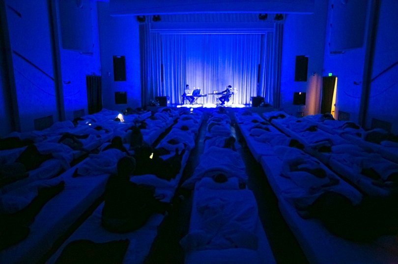 Во время ночных&nbsp;перформансов &laquo;Sleep concert. Путешествие в себя&raquo; зрителям предложили кровати вместо кресел.
