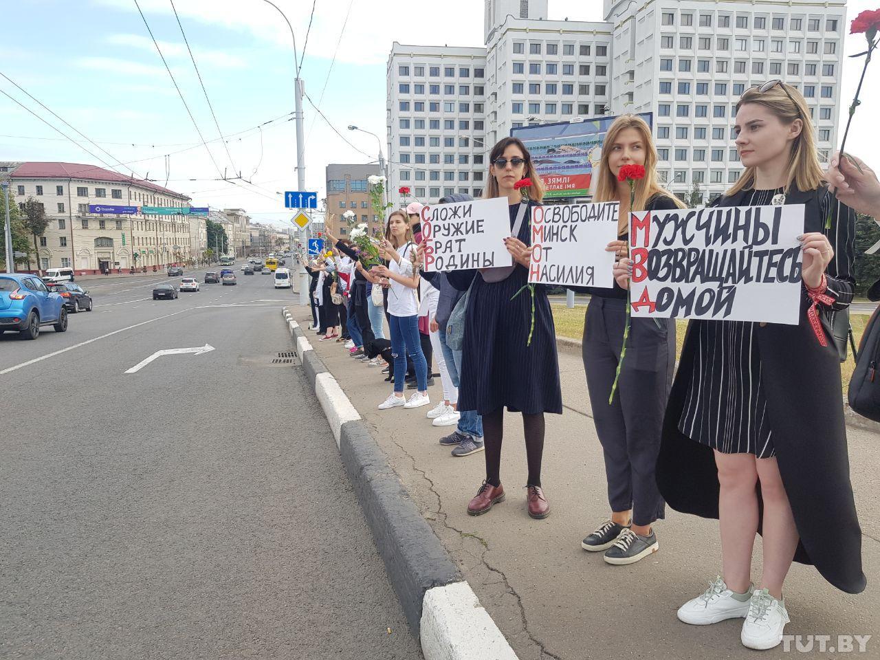 Красивые Белорусские девушки митингующие