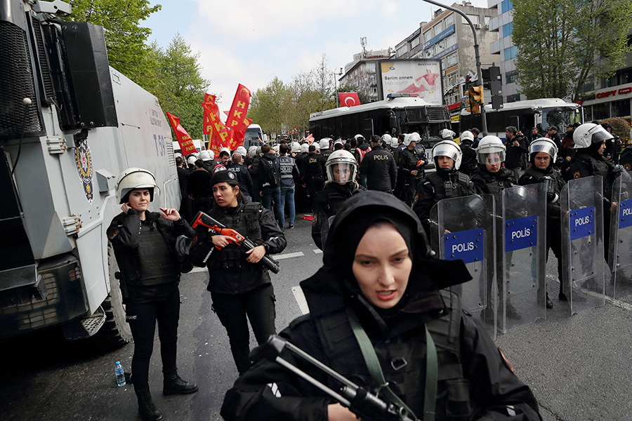 Стамбул, Турция. Полиция вокруг группы демонстрантов, намеревающихся пройти к главной городской площади Таксим. Власти Стамбула разрешили провести демонстрации в другом районе, все остальные локации оказались под запретом. По данным Reuters, полиция задержала десятки людей, пытавшихся пройти для участия в демонстрации на Таксим